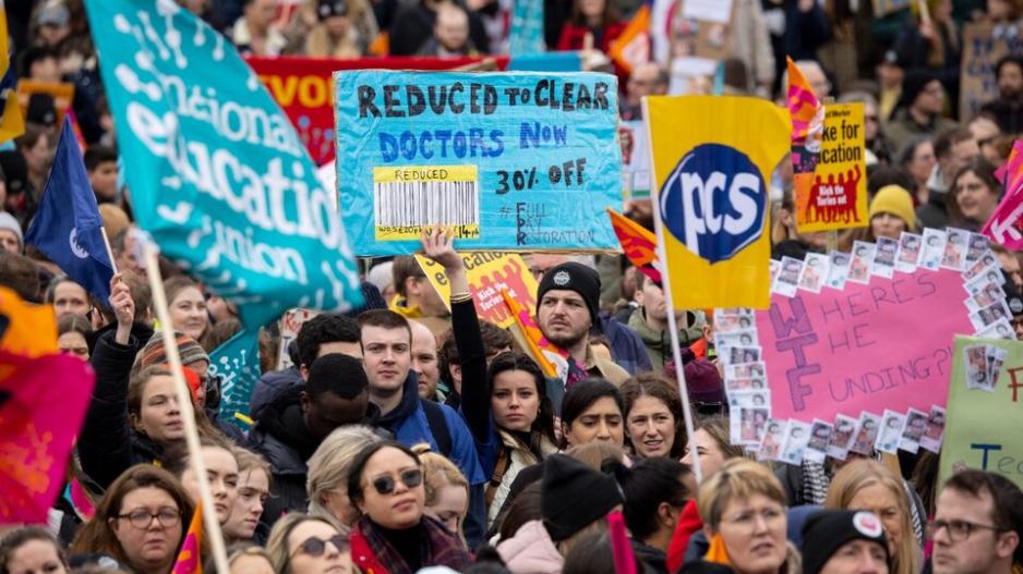 Huelgas masivas en el Reino Unido para reclamar mejoras salariales 