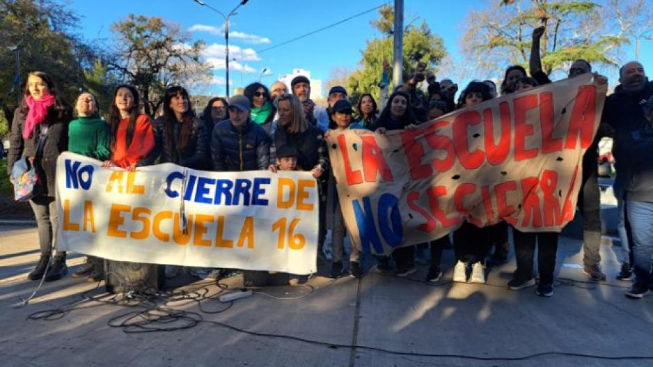 Vecinos y docentes resisten el cierre de una escuela centenaria en La Paternal: “Primero nos enteramos y después nos informan” Vecinos y docentes resisten el cierre de una escuela centenaria en La Paternal: “Primero nos enteramos y después nos informan”