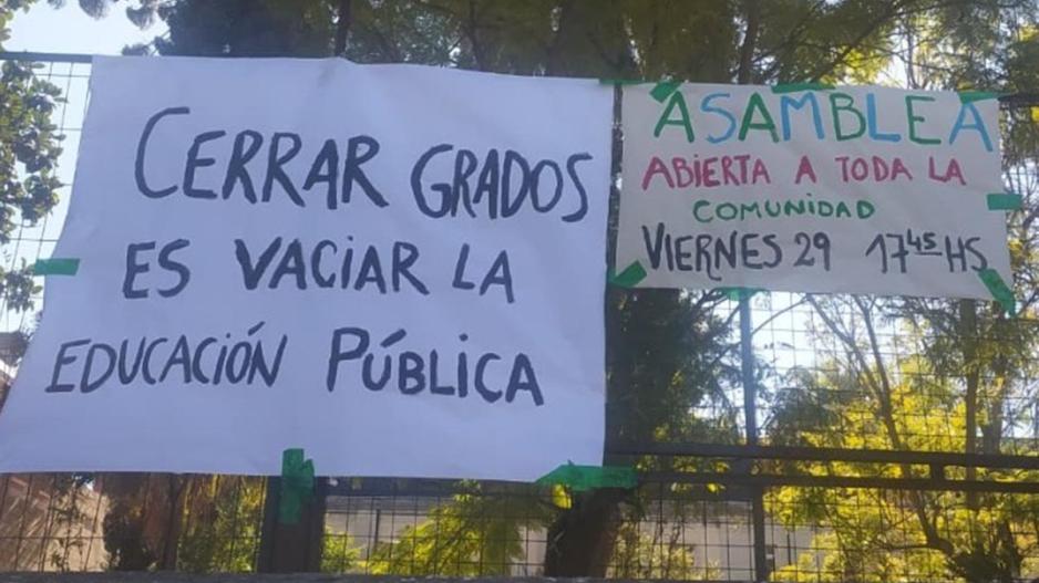 Abrazo popular de docentes y familias contra el cierre de cursos en la escuela Primera Junta Abrazo popular de docentes y familias contra el cierre de cursos en la escuela Primera Junta