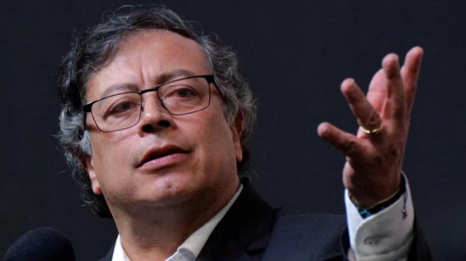 Petro fija por decreto un aumento histórico del 23,7 % del salario mínimo para 2026