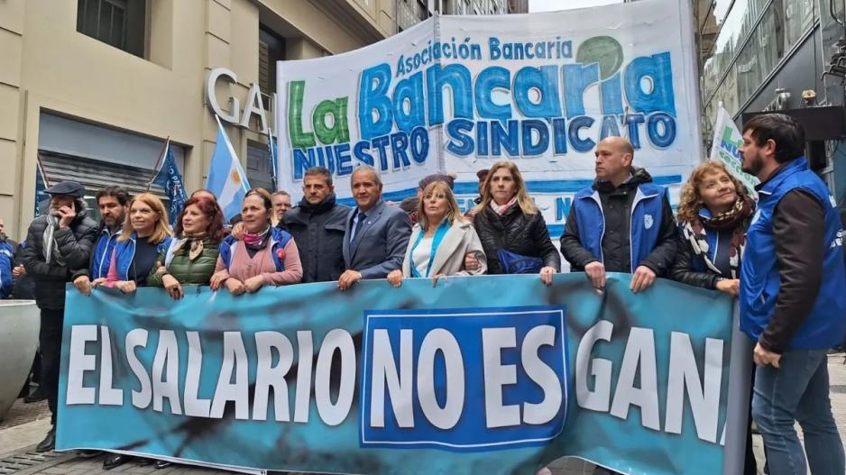 Bancarios le empatan a la inflación y llevan el básico a más de $2,18 millones tras nuevo aumento Bancarios le empatan a la inflación y llevan el básico a más de $2,18 millones tras nuevo aumento