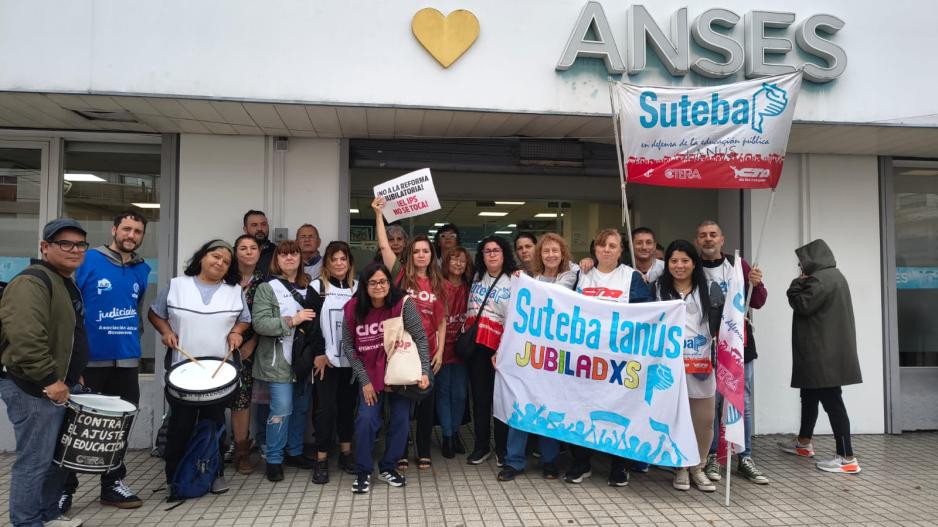 Docentes bonaerenses se movilizaron a ANSES en defensa del IPS y denunciaron deuda millonaria