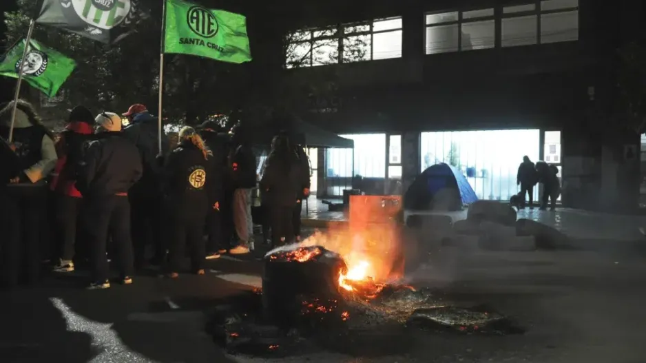 Detienen a dos dirigentes de ATE en plena protesta y crece el conflicto estatal en Santa Cruz