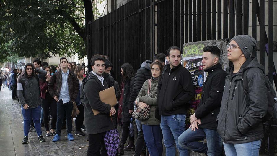 Empleo en caída: se perdieron casi 100 mil puestos en 7 meses y crece el trabajo precario Empleo en caída: se perdieron casi 100 mil puestos en 7 meses y crece el trabajo precario