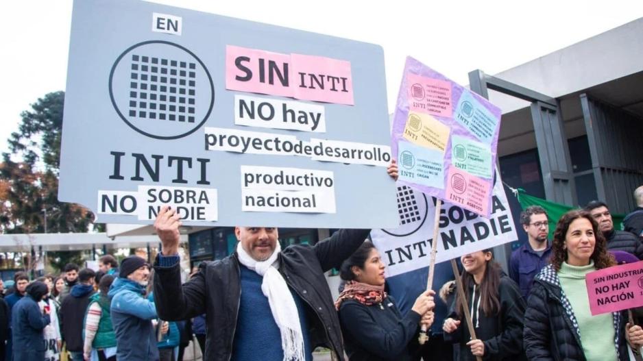 Trabajadores del Instituto Nacional de Tecnología Industrial (INTI) realizaron este lunes una masiva asamblea y movilización en rechazo a un proyecto de resolución que podría desmantelar áreas clave del organismo y dejar en la calle a unas 700 personas. La medida, que aún no fue oficializada, contempla la baja de alrededor de 1000 servicios que el instituto presta a pymes y al entramado productivo nacional.